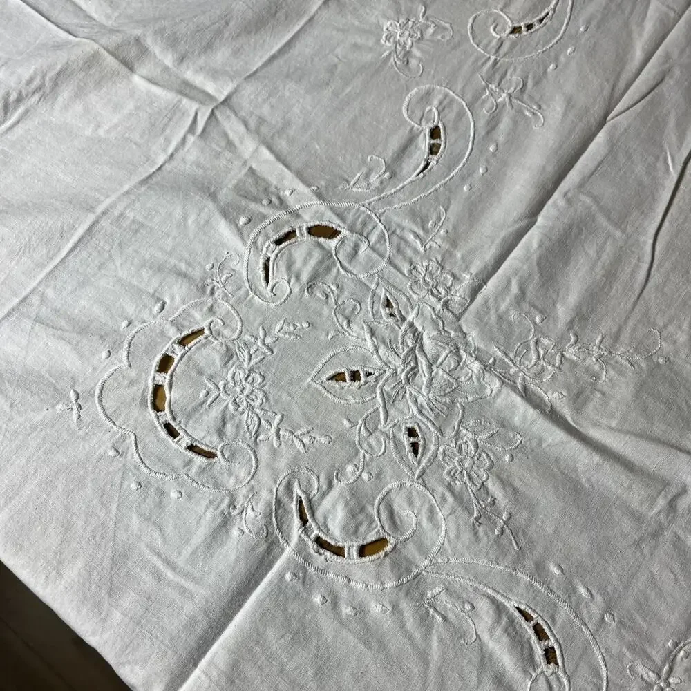 Floral Embroidery Lace White Tablecloth Cut-out Design 115 x 65